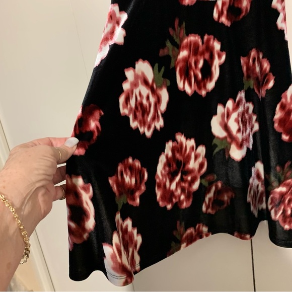 Abercrombie & Fitch Black Floral Velvet Fit & Flare Dress - Picture 3 of 9